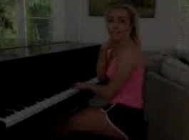 Sexy Piano Slave Có Thể Chơi Một Mình, Trong Khi Anh Trai Cô Sắp Đụ Mông Cô