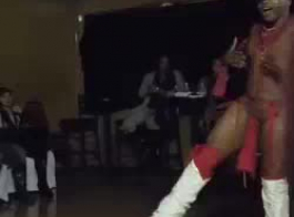 Busty Gara Dancer Đùa Giỡn Mông Cô Trên Một Sân Khấu.