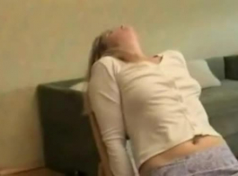 Người Phụ Nữ Nga Bị Bắt Gặp Thủ Dâm Trong Phòng Ngủ Nên Cô Ấy Đã Bị Đụ Hơn Bao Giờ Hết.
