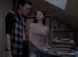 Teen Brunette Nga Đang Nhận Được Âm Hộ Lông Của Cô Ấy Liếm Trên Ghế Sofa, Trong Phòng Khách
